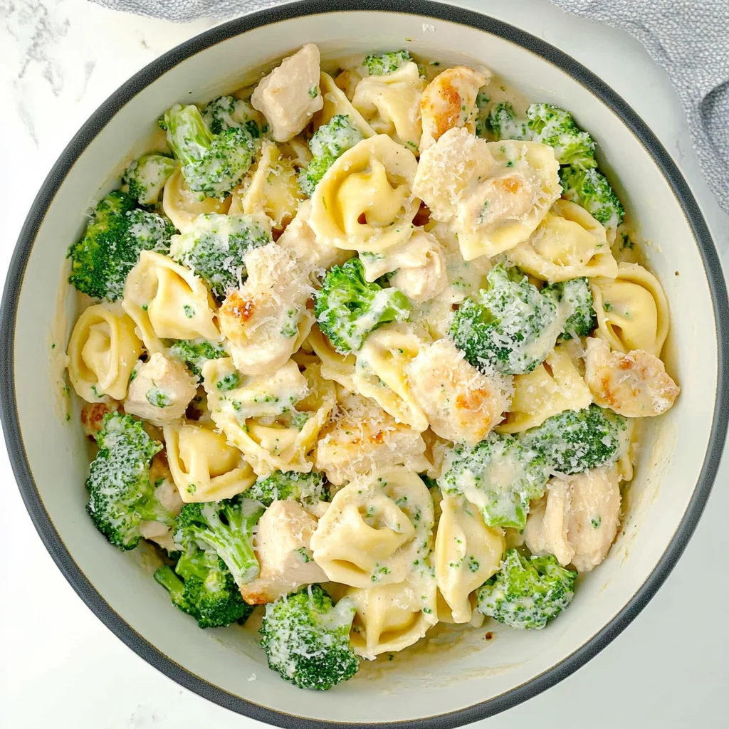 Creamy Garlic Parmesan Tortellini with Chicken and Brocco…